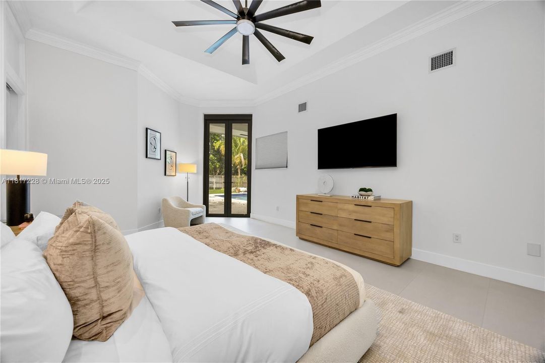 Recently Sold: $2,695,000 (5 beds, 4 baths, 3966 Square Feet)