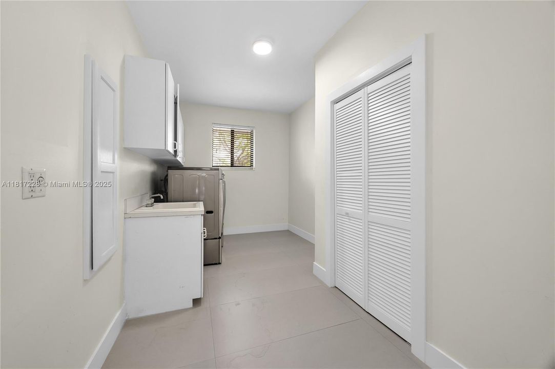 Recently Sold: $2,695,000 (5 beds, 4 baths, 3966 Square Feet)