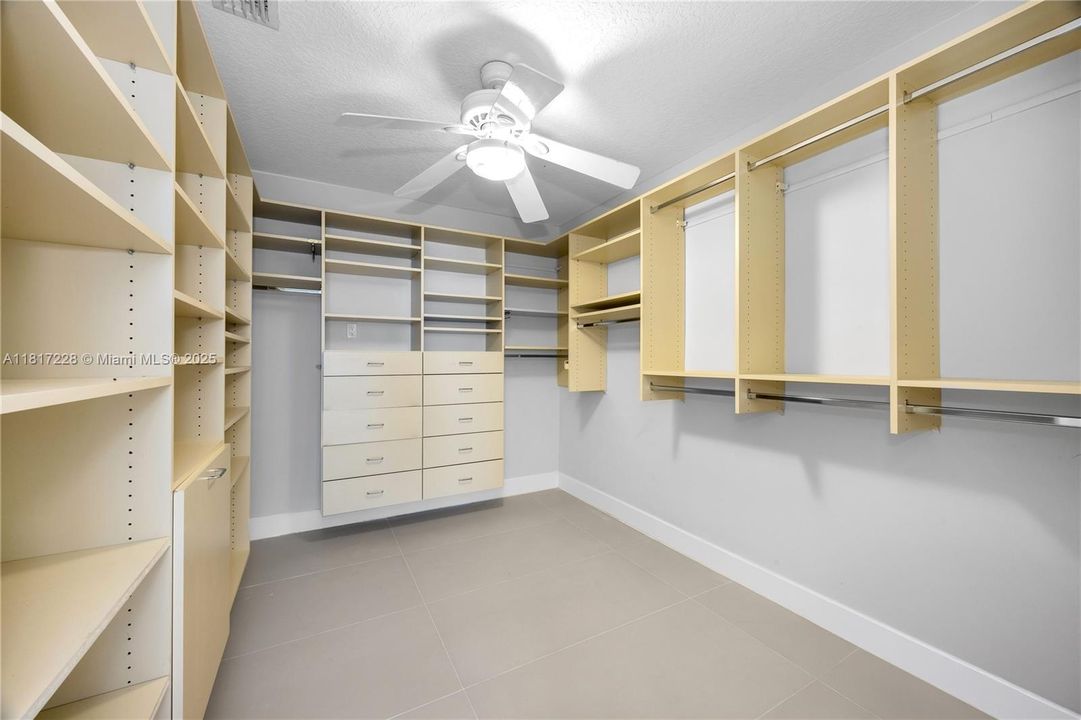 Recently Sold: $2,695,000 (5 beds, 4 baths, 3966 Square Feet)