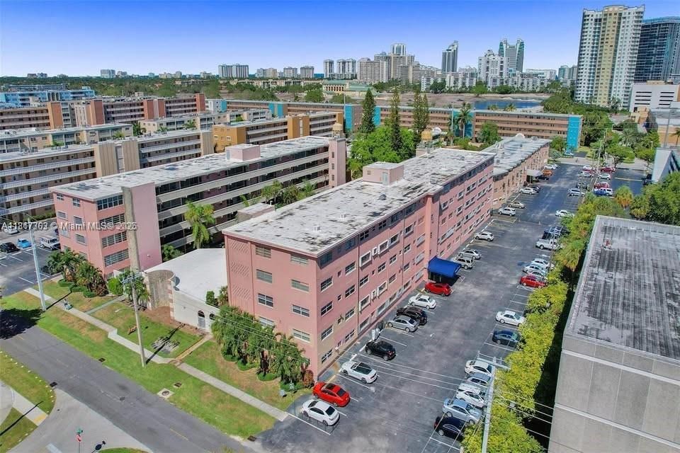 待售: $139,000 (1 贝兹, 1 浴室, 660 平方英尺)