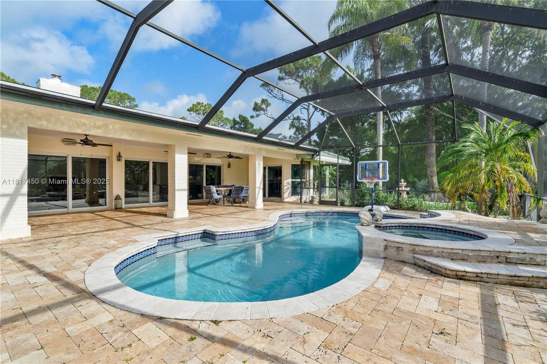 Vendido Recientemente: $1,650,000 (5 camas, 3 baños, 4154 Pies cuadrados)