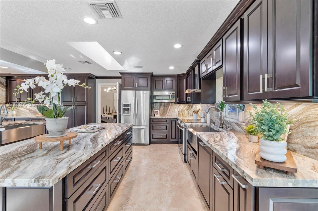 Vendido Recientemente: $1,650,000 (5 camas, 3 baños, 4154 Pies cuadrados)