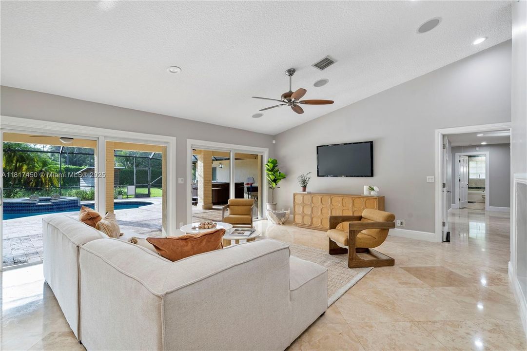 Vendido Recientemente: $1,650,000 (5 camas, 3 baños, 4154 Pies cuadrados)