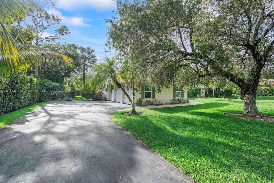 Vendido Recientemente: $1,650,000 (5 camas, 3 baños, 4154 Pies cuadrados)