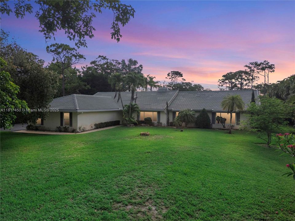 Vendido Recientemente: $1,650,000 (5 camas, 3 baños, 4154 Pies cuadrados)