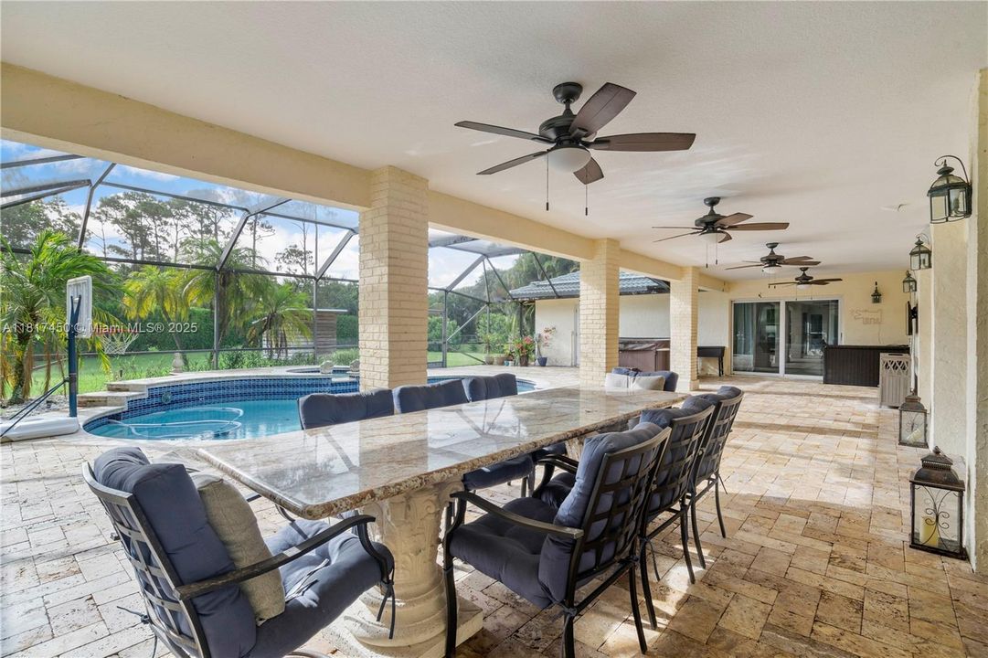 Vendido Recientemente: $1,650,000 (5 camas, 3 baños, 4154 Pies cuadrados)