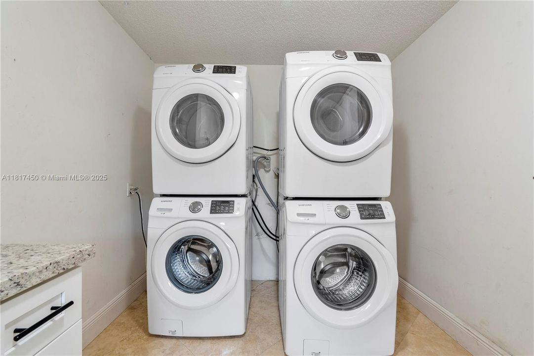 Vendido Recientemente: $1,650,000 (5 camas, 3 baños, 4154 Pies cuadrados)