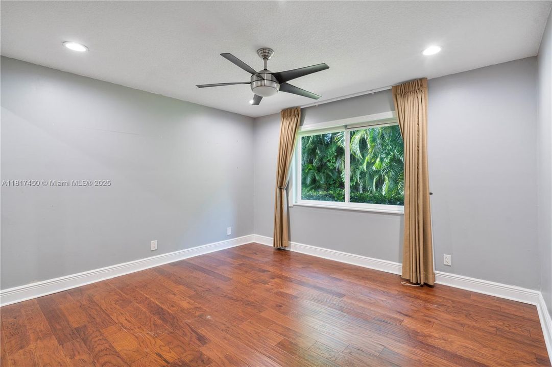 Vendido Recientemente: $1,650,000 (5 camas, 3 baños, 4154 Pies cuadrados)