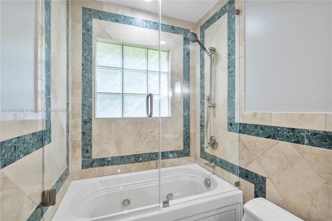 Vendido Recientemente: $1,650,000 (5 camas, 3 baños, 4154 Pies cuadrados)