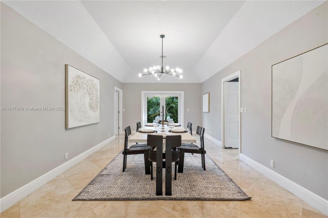 Vendido Recientemente: $1,650,000 (5 camas, 3 baños, 4154 Pies cuadrados)