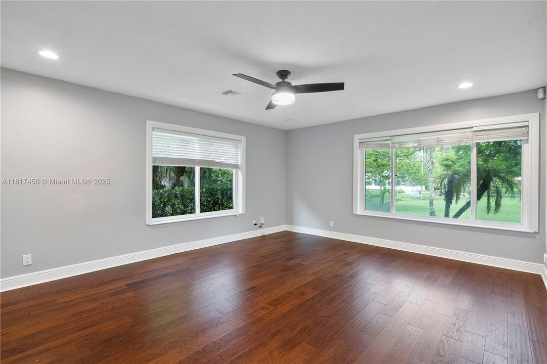 Vendido Recientemente: $1,650,000 (5 camas, 3 baños, 4154 Pies cuadrados)