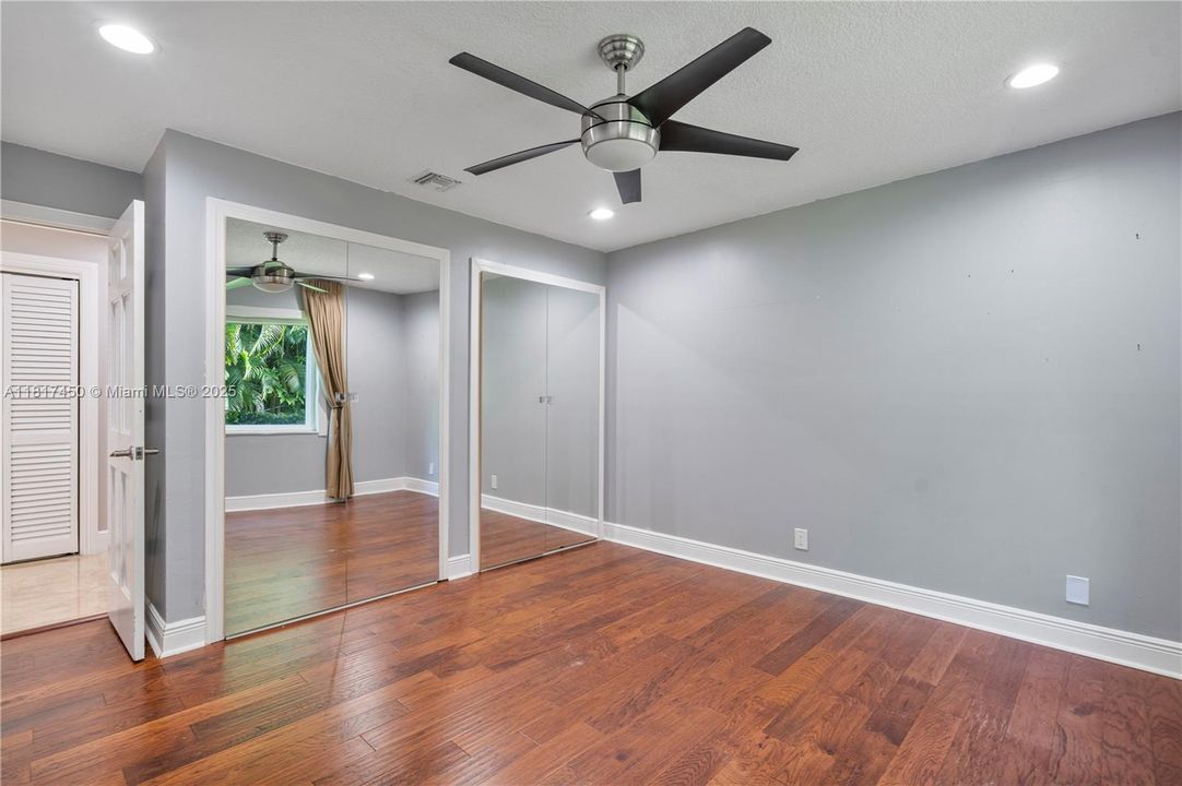 Vendido Recientemente: $1,650,000 (5 camas, 3 baños, 4154 Pies cuadrados)