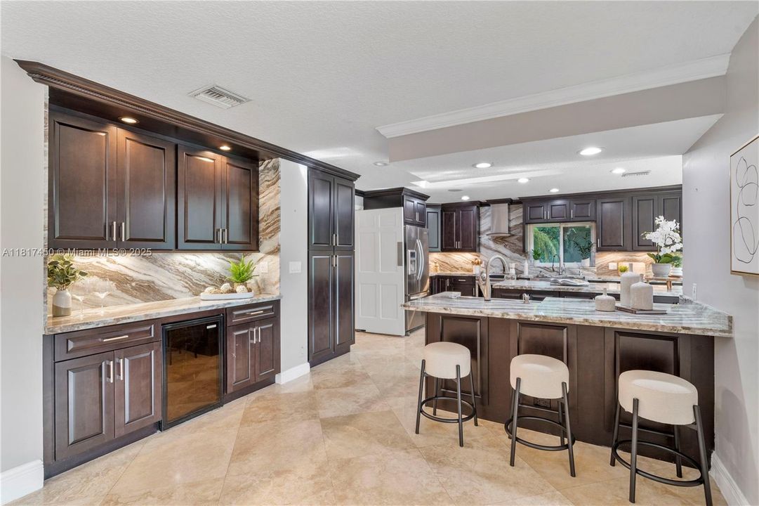 Vendido Recientemente: $1,650,000 (5 camas, 3 baños, 4154 Pies cuadrados)