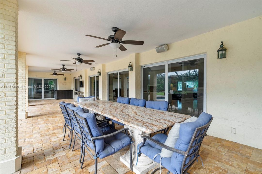 Vendido Recientemente: $1,650,000 (5 camas, 3 baños, 4154 Pies cuadrados)