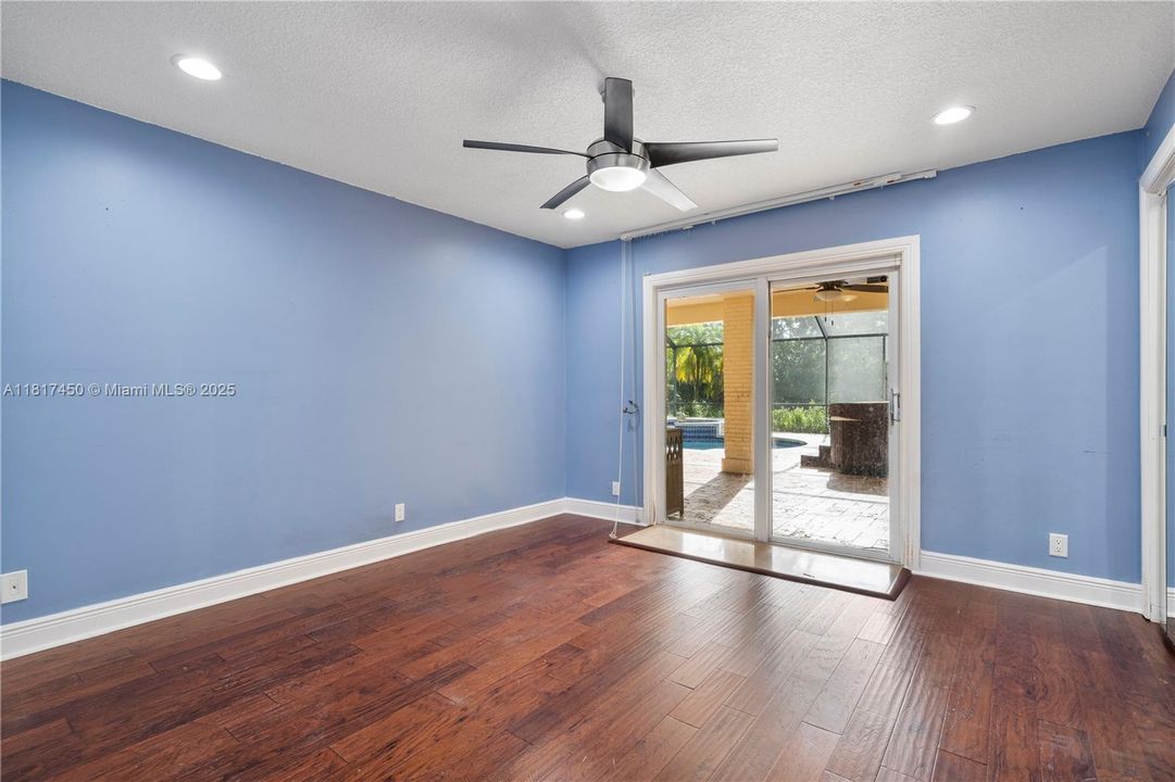 Vendido Recientemente: $1,650,000 (5 camas, 3 baños, 4154 Pies cuadrados)