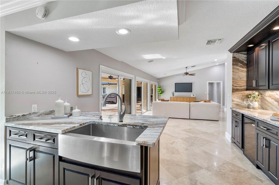 Vendido Recientemente: $1,650,000 (5 camas, 3 baños, 4154 Pies cuadrados)