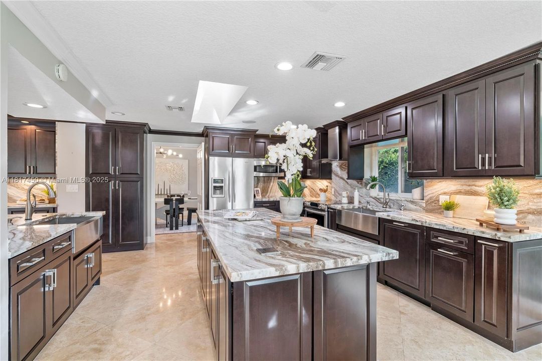 Vendido Recientemente: $1,650,000 (5 camas, 3 baños, 4154 Pies cuadrados)