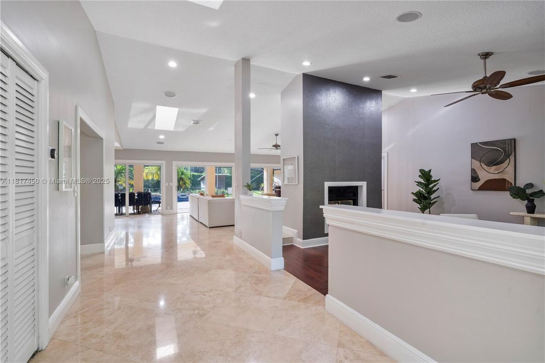 Vendido Recientemente: $1,650,000 (5 camas, 3 baños, 4154 Pies cuadrados)