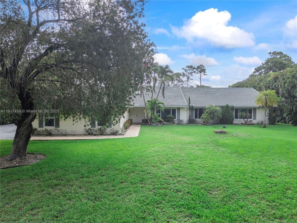 Vendido Recientemente: $1,650,000 (5 camas, 3 baños, 4154 Pies cuadrados)