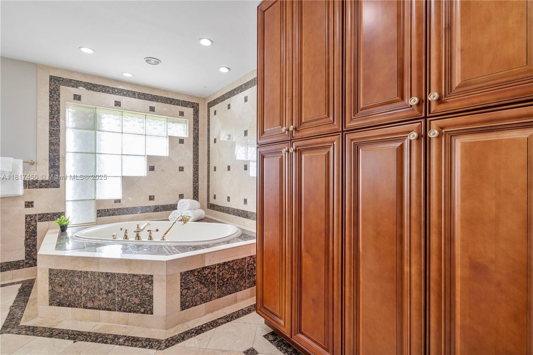 Vendido Recientemente: $1,650,000 (5 camas, 3 baños, 4154 Pies cuadrados)