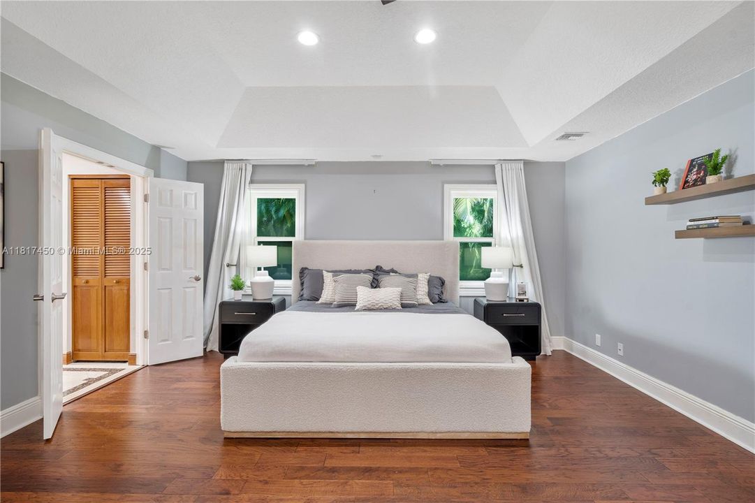 Vendido Recientemente: $1,650,000 (5 camas, 3 baños, 4154 Pies cuadrados)