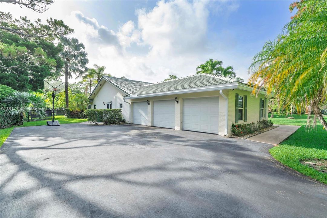 Vendido Recientemente: $1,650,000 (5 camas, 3 baños, 4154 Pies cuadrados)