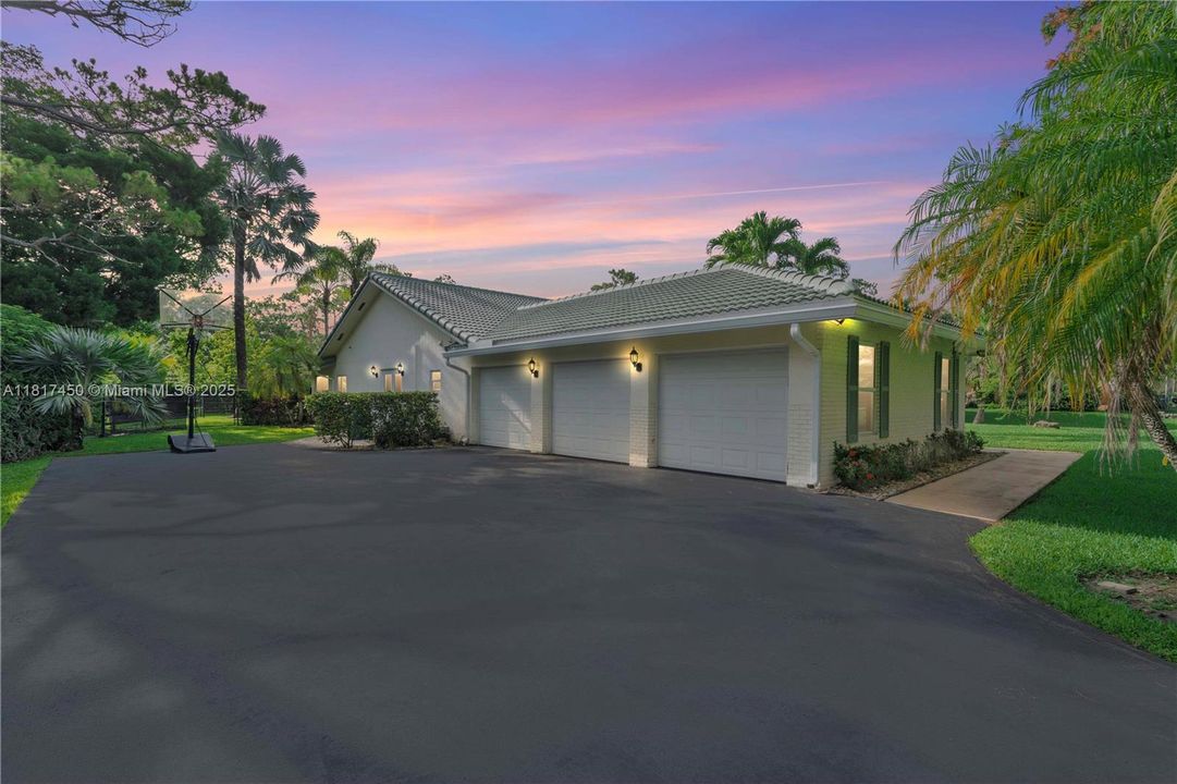 Vendido Recientemente: $1,650,000 (5 camas, 3 baños, 4154 Pies cuadrados)