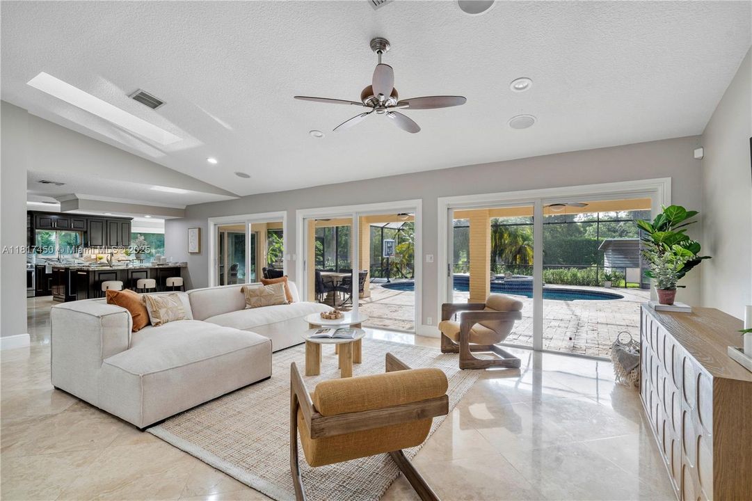 Vendido Recientemente: $1,650,000 (5 camas, 3 baños, 4154 Pies cuadrados)