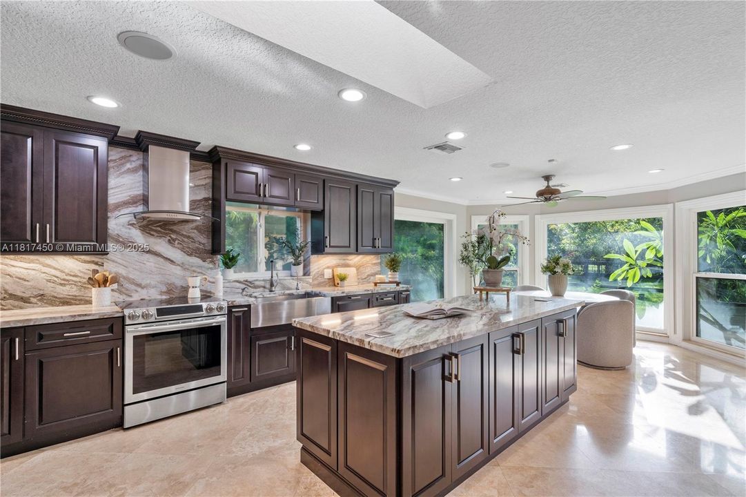 Vendido Recientemente: $1,650,000 (5 camas, 3 baños, 4154 Pies cuadrados)