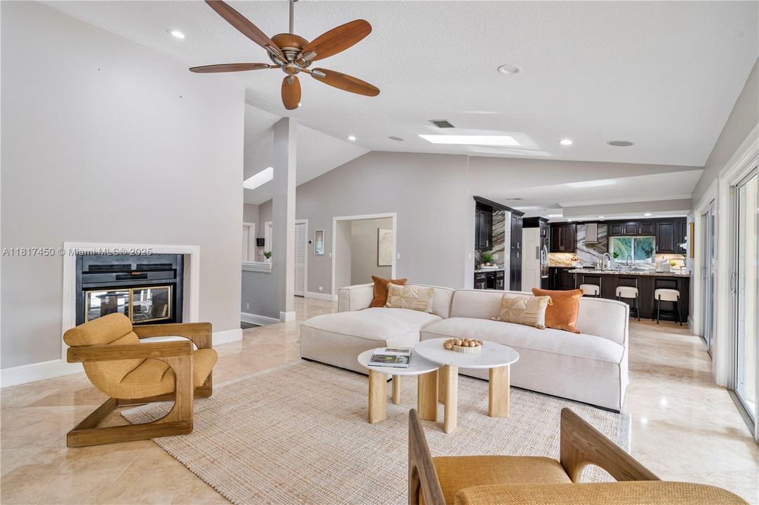 Vendido Recientemente: $1,650,000 (5 camas, 3 baños, 4154 Pies cuadrados)