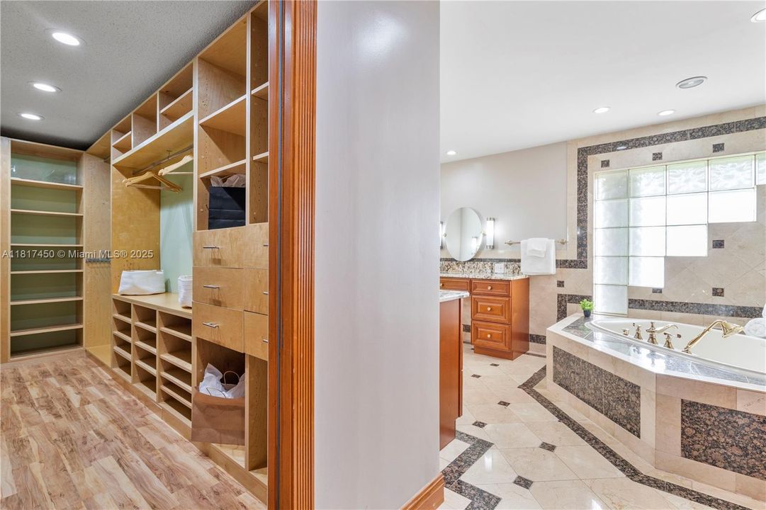 Vendido Recientemente: $1,650,000 (5 camas, 3 baños, 4154 Pies cuadrados)