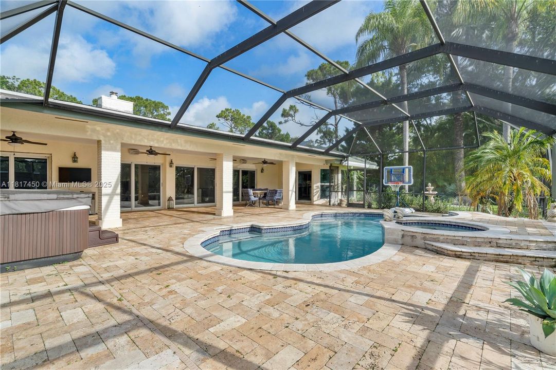 Vendido Recientemente: $1,650,000 (5 camas, 3 baños, 4154 Pies cuadrados)