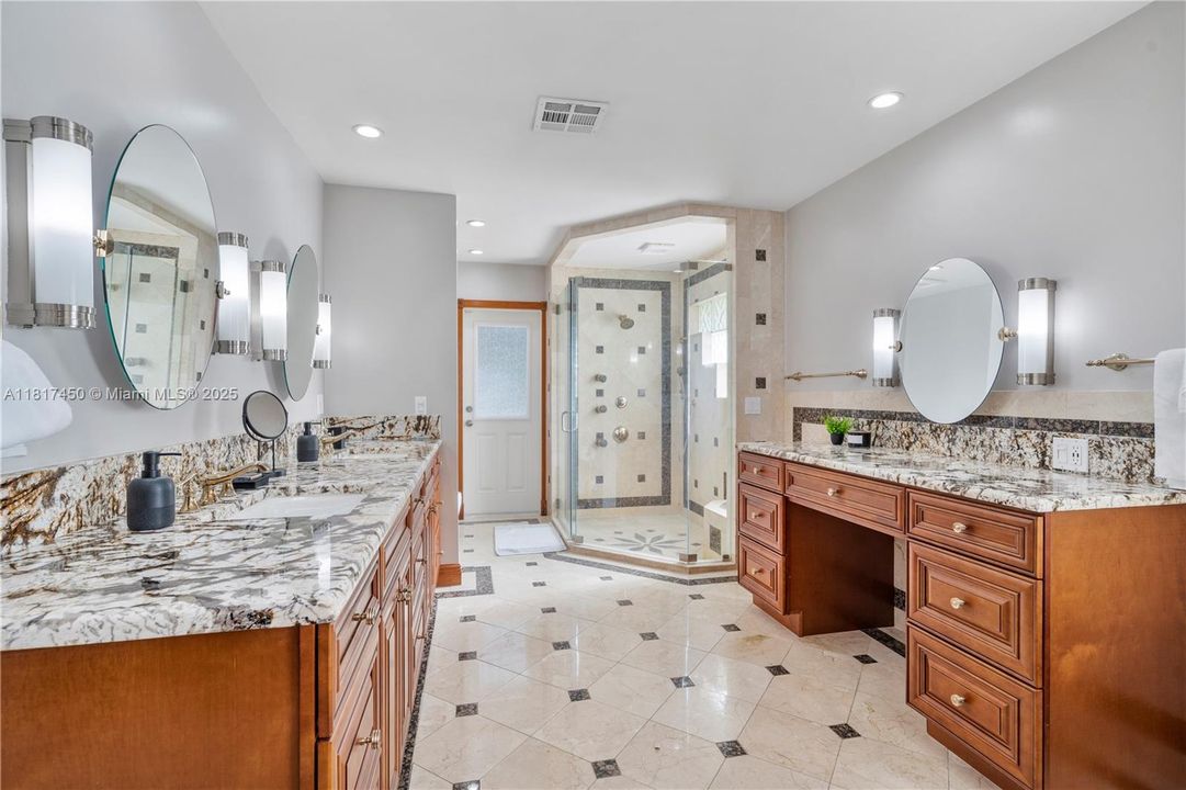 Vendido Recientemente: $1,650,000 (5 camas, 3 baños, 4154 Pies cuadrados)