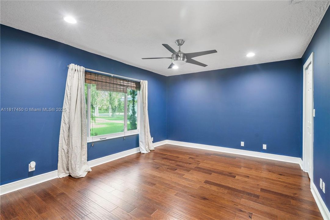 Vendido Recientemente: $1,650,000 (5 camas, 3 baños, 4154 Pies cuadrados)