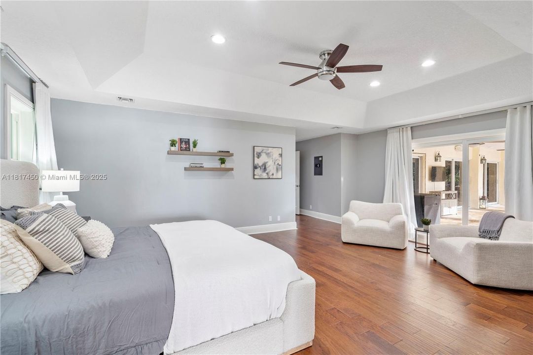 Vendido Recientemente: $1,650,000 (5 camas, 3 baños, 4154 Pies cuadrados)