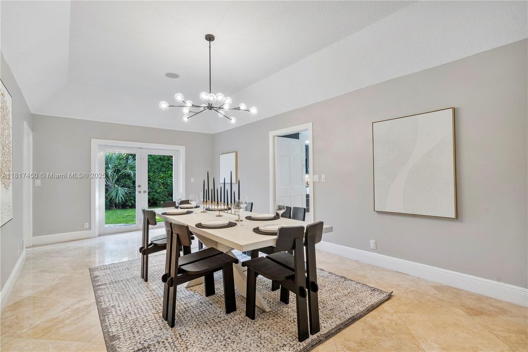 Vendido Recientemente: $1,650,000 (5 camas, 3 baños, 4154 Pies cuadrados)