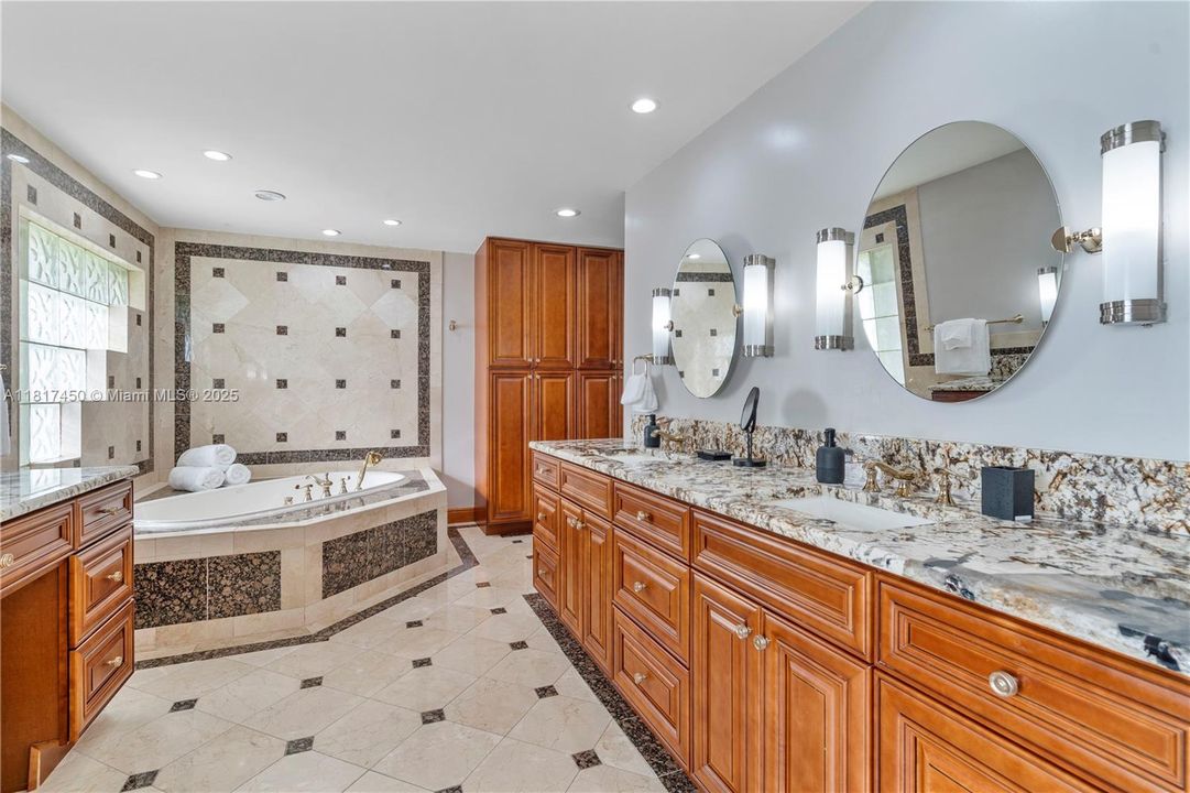 Vendido Recientemente: $1,650,000 (5 camas, 3 baños, 4154 Pies cuadrados)