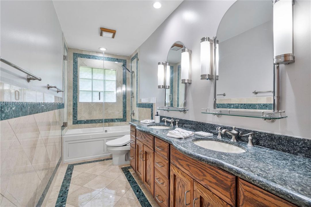 Vendido Recientemente: $1,650,000 (5 camas, 3 baños, 4154 Pies cuadrados)