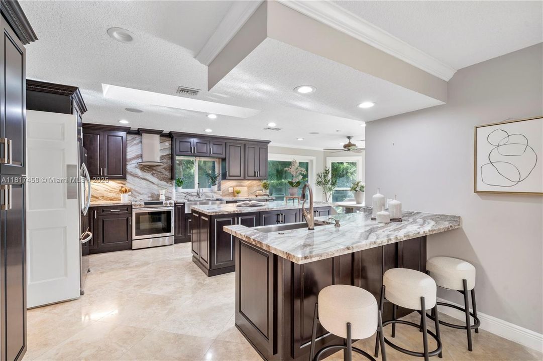 Vendido Recientemente: $1,650,000 (5 camas, 3 baños, 4154 Pies cuadrados)