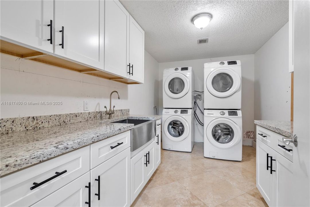 Vendido Recientemente: $1,650,000 (5 camas, 3 baños, 4154 Pies cuadrados)