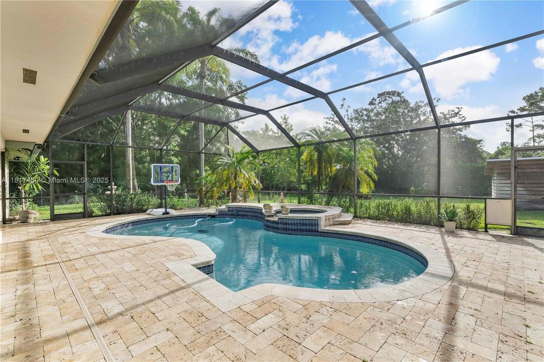 Vendido Recientemente: $1,650,000 (5 camas, 3 baños, 4154 Pies cuadrados)