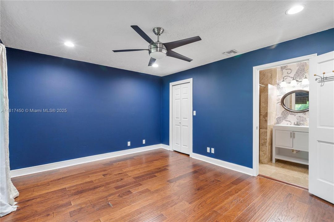 Vendido Recientemente: $1,650,000 (5 camas, 3 baños, 4154 Pies cuadrados)