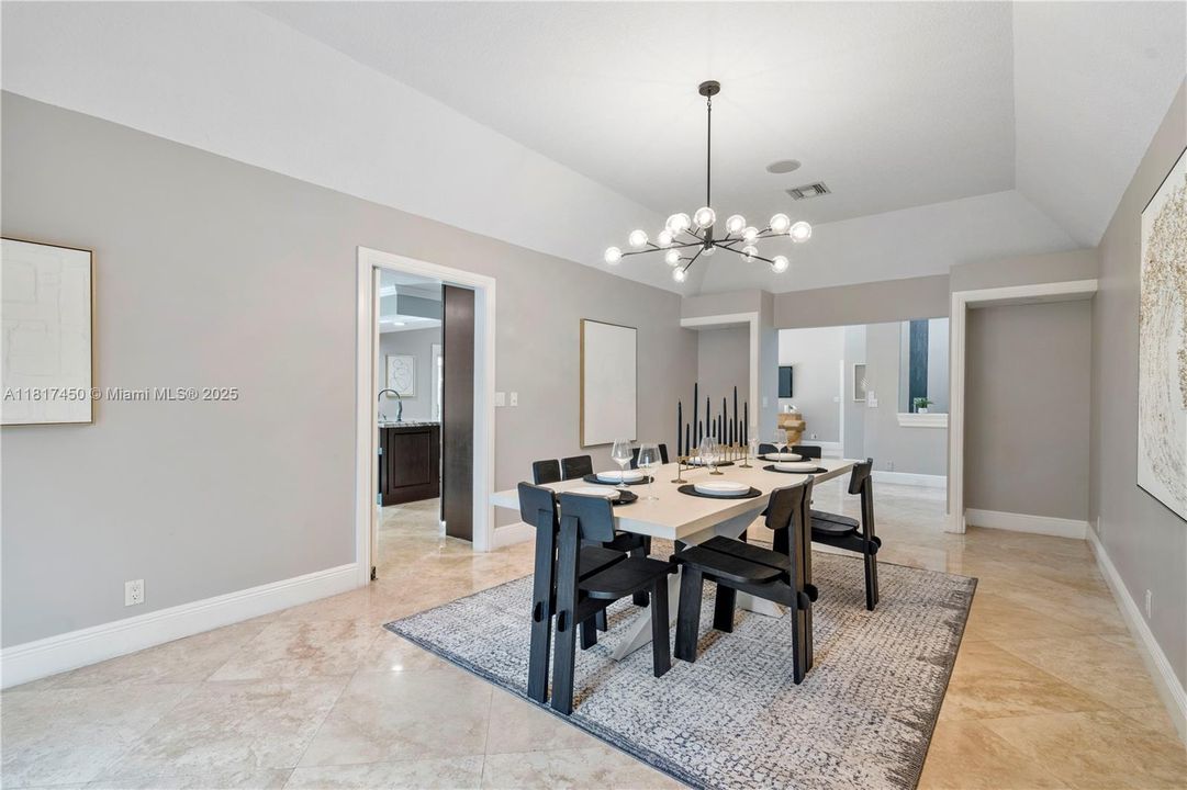 Vendido Recientemente: $1,650,000 (5 camas, 3 baños, 4154 Pies cuadrados)