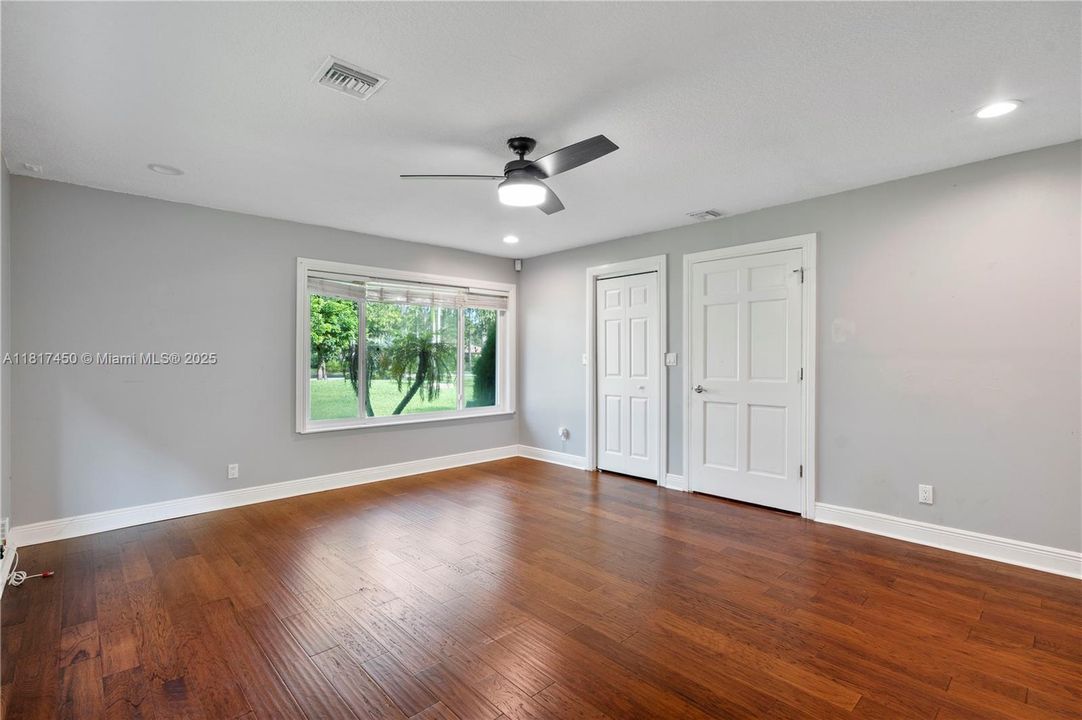 Vendido Recientemente: $1,650,000 (5 camas, 3 baños, 4154 Pies cuadrados)