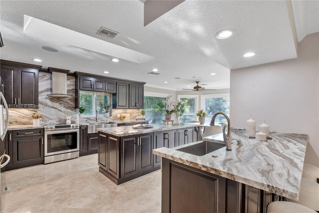 Vendido Recientemente: $1,650,000 (5 camas, 3 baños, 4154 Pies cuadrados)