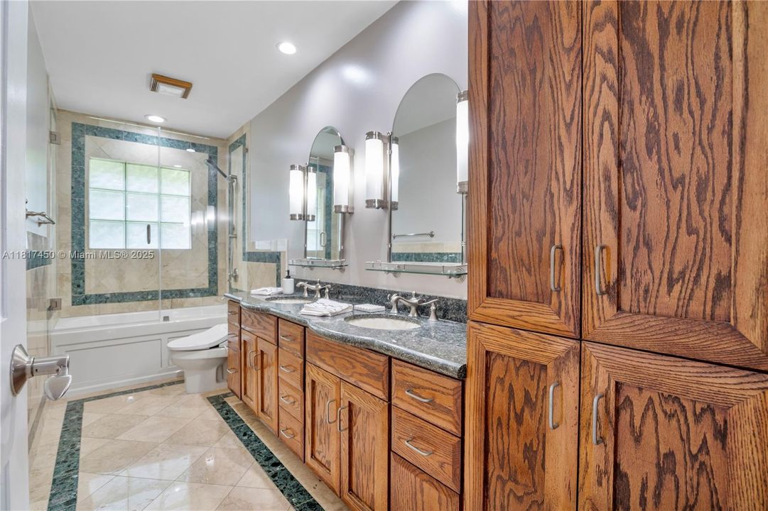 Vendido Recientemente: $1,650,000 (5 camas, 3 baños, 4154 Pies cuadrados)