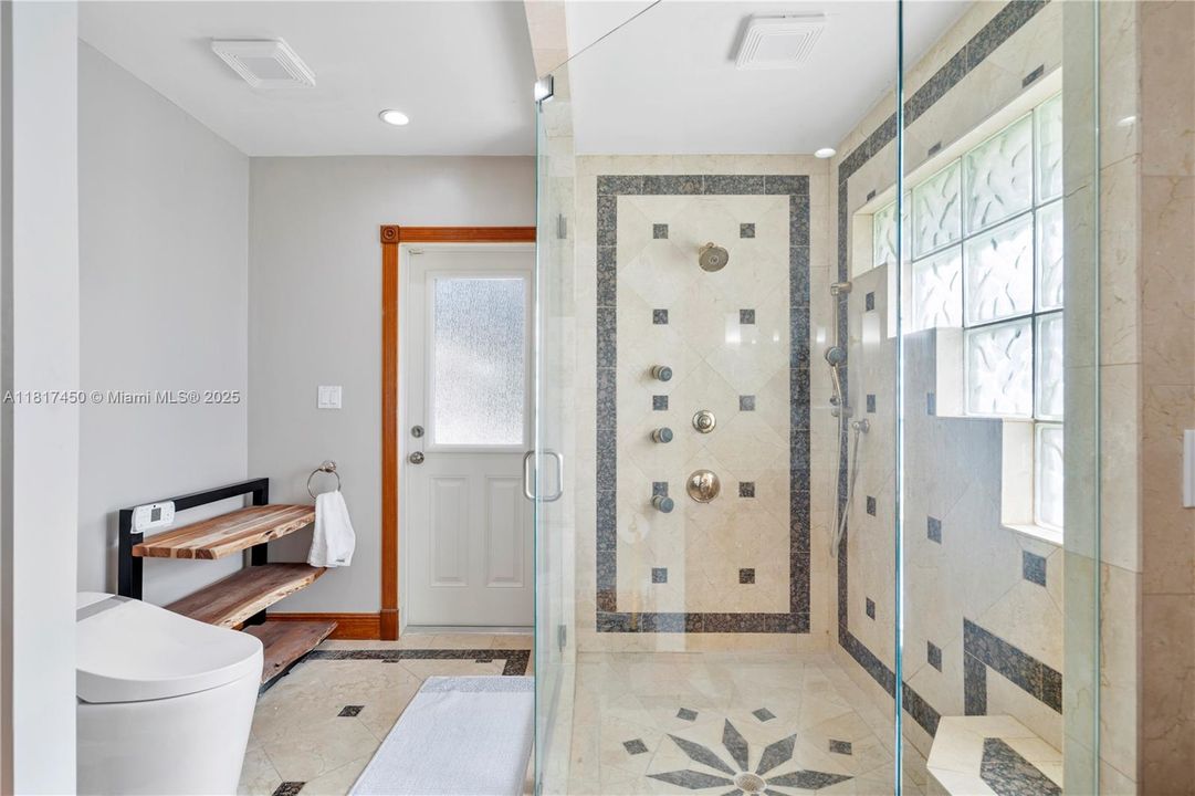 Vendido Recientemente: $1,650,000 (5 camas, 3 baños, 4154 Pies cuadrados)