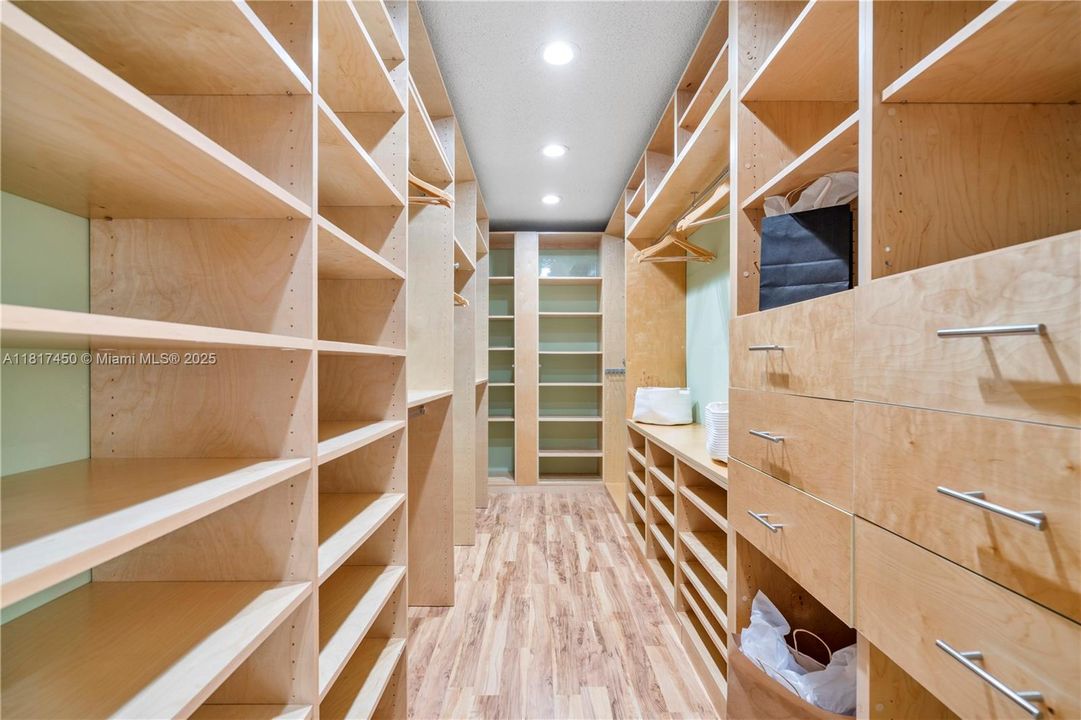 Vendido Recientemente: $1,650,000 (5 camas, 3 baños, 4154 Pies cuadrados)