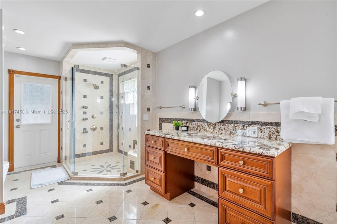 Vendido Recientemente: $1,650,000 (5 camas, 3 baños, 4154 Pies cuadrados)