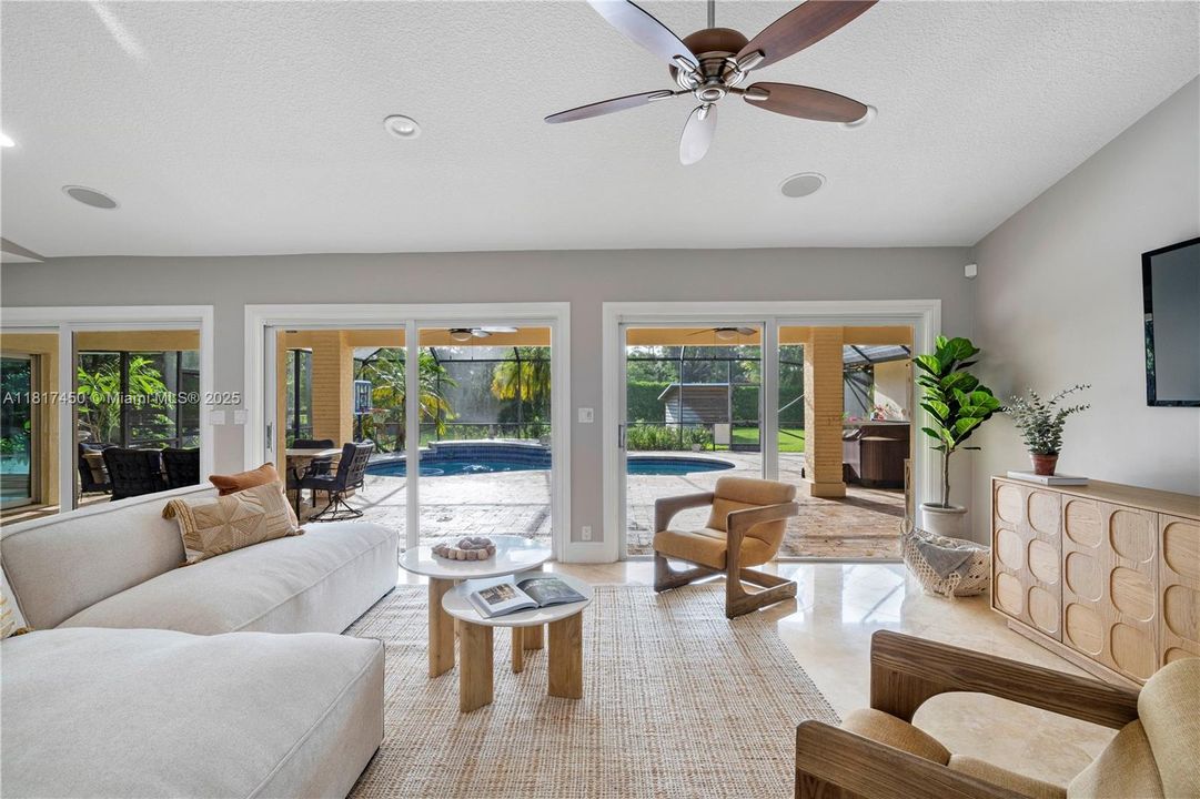 Vendido Recientemente: $1,650,000 (5 camas, 3 baños, 4154 Pies cuadrados)